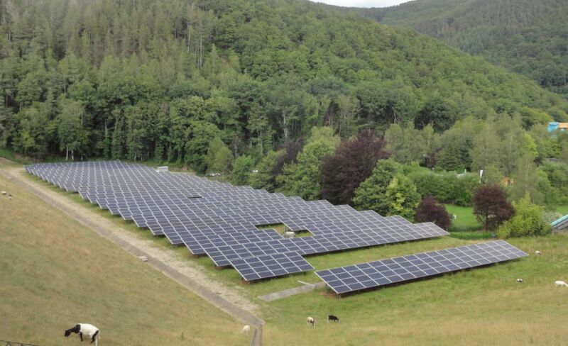 Coo_(Stavelot)_-_Plopsa_Coo,_centrale_solaire_(01)